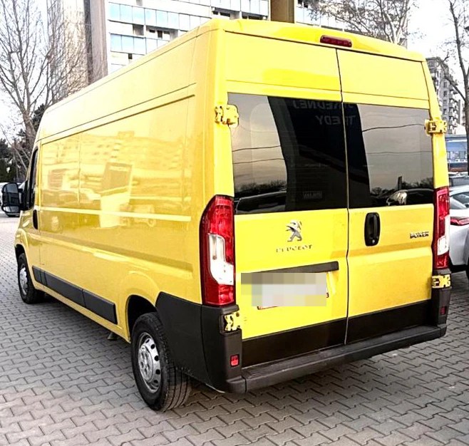 Peugeot Boxer zozadu – zadné dvere s otváraním 270°